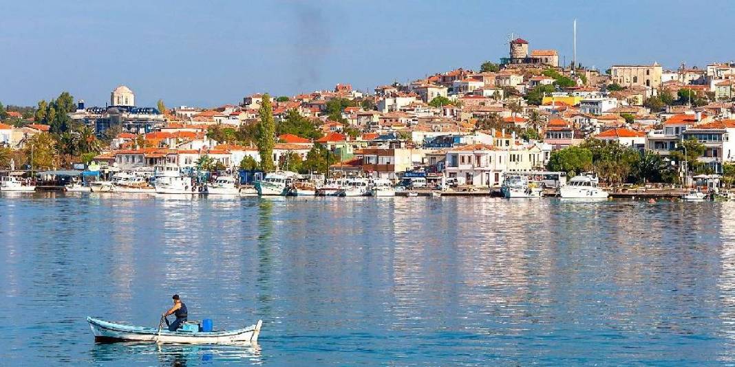 ‘Daha önce neden gelmemişim’ diyeceksiniz! Türkiye’de Santorini havası estiriyor: Tarihi evleri ve mavi sularıyla büyülüyor 1